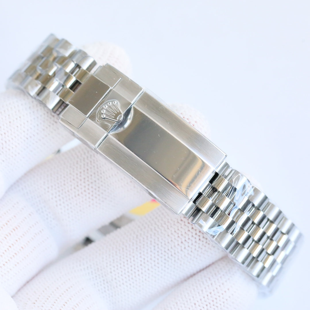 Rolex Submariner Date 40, green & black (“Hulk / Kermit” style)